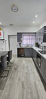Private House Sleeps 9 With Wi-fi
