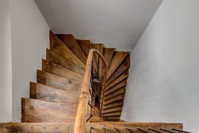 UPSTAIRS BOUTIQUE