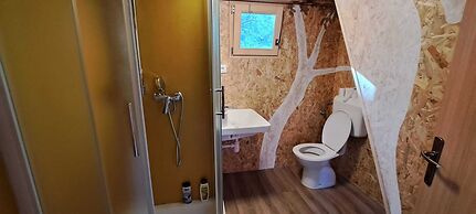 TreeHouses Ljubač Glamping Robinson
