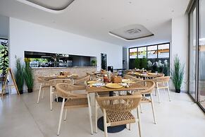 Elite Atoll Beachfront Hotel