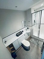 Stunning 2-bed Apartment in Crawley