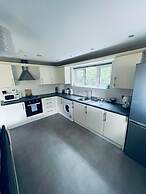 Stunning 2-bed Apartment in Crawley