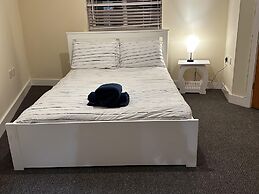 Stunning 5-bed House in Peterborough, Host 15 g