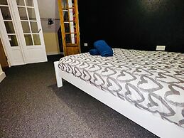 Stunning 5-bed House in Peterborough, Host 15 g