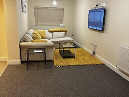 Stunning 5-bed House in Peterborough, Host 15 g