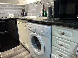 Studio - Sleeps 2 - Parking - Wifi