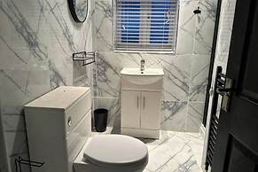 House - Sleeps 5 - Garden - Parking