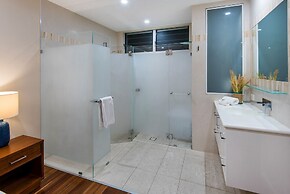 Poinciana Lodges -Ocean Views
