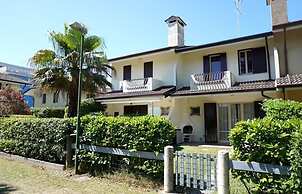 Precious Villa With Private Garden and Barbecue